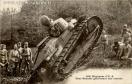 Carte postale ancienne - 506e Régiment d'A. S. - Char Renault gravissant une mon...