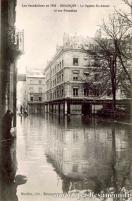 Carte postale ancienne Besançon - L. Mosdier - Les Inondations en 1910 - BESANÇON - Le Square St-Amour et rue Proudhon
