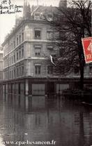 Carte postale ancienne - BESANÇON - Square St Amour - Inondations de janvier 191...