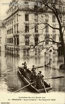 Carte postale ancienne Besançon - Grillier - Inondations des 20-21 Janvier 1910 - 20. - BESANÇON. - Square St-Amour - Une Barque du Génie