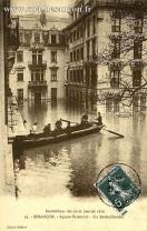 Carte postale ancienne Besançon - Grillier - Inondations des 20-21 Janvier 1910 - 19. - BESANÇON. - Square St-Amour - Un Ravitaillement