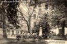 Carte postale ancienne - N. 9 BESANÇON - Square St-Amour et Statue de l'Amiral D...