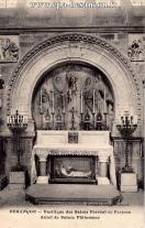 Carte postale ancienne Besançon - Escaigh - BESANÇON - Basilique des Saints Ferréol et Ferjeux - Autel de Sainte Philomène