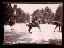 Carte postale ancienne - BESANÇON - Cavaliers à Chamars et foule amassée avenue ...