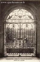 Carte postale ancienne Besançon - C.L.B - BESANÇON - Hôpital SAINT-JACQUES - Grille du Jardin
