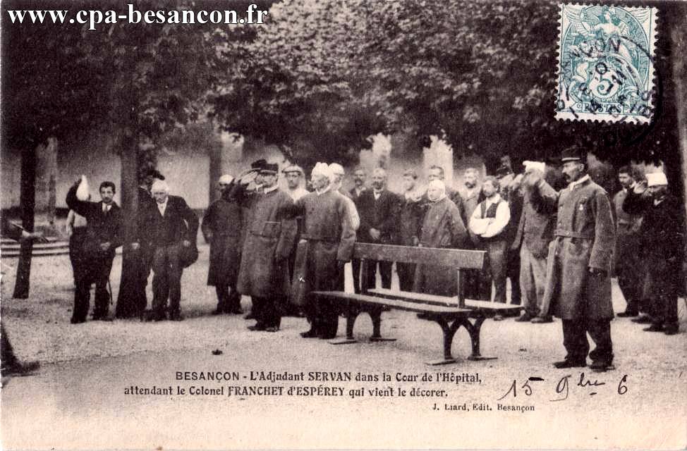 Besançon l'adjudant servan dans la cour de l'hôpital, attendant le colonel franchet d'espérey qui vient le décorer
