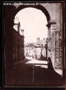 Carte postale ancienne - BESANÇON - Rue de la Convention - Porte Noire, square C...