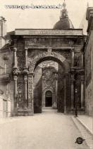 Carte postale ancienne Besançon - SFNGR (Globe) - BESANÇON. - La Porte Noire.