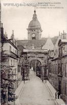 Carte postale ancienne Besançon - Ducloux - BESANÇON-les-BAINS - Porte Noire - Le Clocher de la Cathédrale