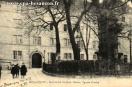 Carte postale ancienne - BESANÇON - Institution St-Jean. Entrée. Square Castan