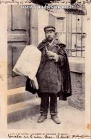 Carte postale ancienne - Un type bisontin - Le crieur de journaux François