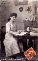 Carte postale ancienne - Femme écrivant une lettre - Besançon - 18 Mars 1909