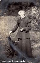 Carte postale ancienne - BESANÇON - Femme jouant avec un chien - 6 février 1906