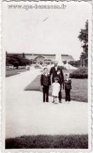 Carte postale ancienne - BESANÇON - Devant la Gare Viotte et le Monument aux Mor...