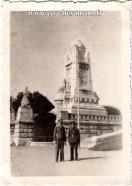 Carte postale ancienne - BESANÇON - Officiers allemands devant le monument aux M...