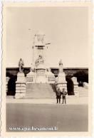 Carte postale ancienne - BESANÇON - Monument aux morts de la gare Viotte sous l'...