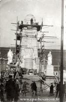 Carte postale ancienne - BESANÇON - Monument aux morts de la Gare Viotte en chan...