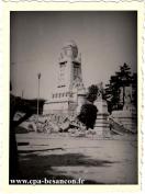 Carte postale ancienne - BESANÇON - Le monument aux Morts de la gare Viotte bomb...