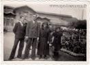 Carte postale ancienne - BESANÇON - Famille devant la Gare Viotte