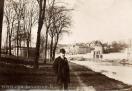 Carte postale ancienne - BESANÇON - Promenade au bord du Doubs - Au fond, la Tou...