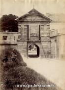 Carte postale ancienne - BESANÇON - Porte de Tarragnoz (porte Notre-Dame) - env....